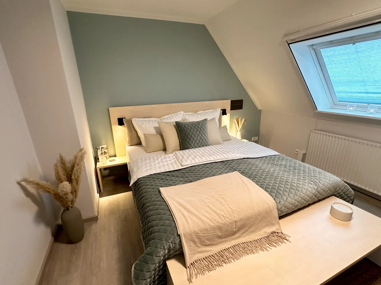Doppelbett und Dachfenster im Schlafzimmer