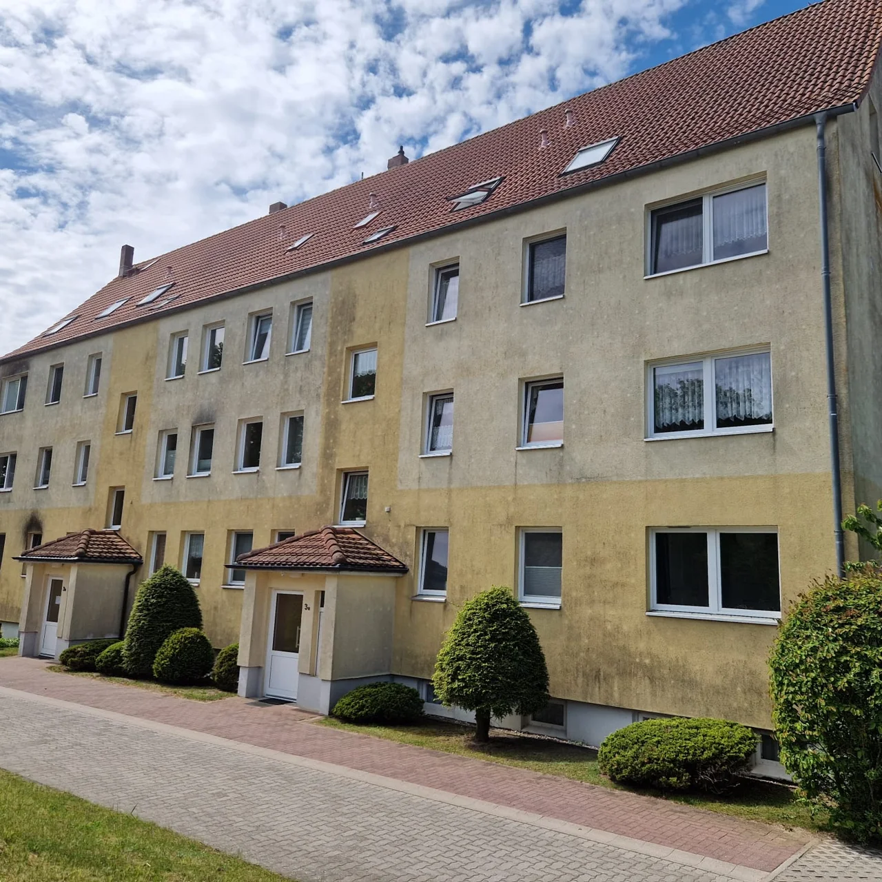 Außenansicht des Mehrfamilienhauses mit Hauseingang in Zirchow