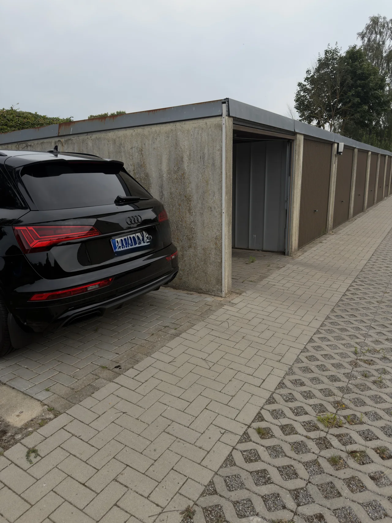 Parkplatz an der Unterkunft neben der Garagenreihe
